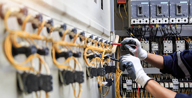 Professional Electrician technician working in Hooker County County, NE